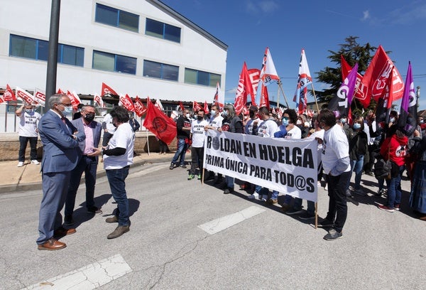 El alcalde de Ponferrada, Olegario Ramón (I) visitó a los trabajadores en huelga de Aceros Roldán. 