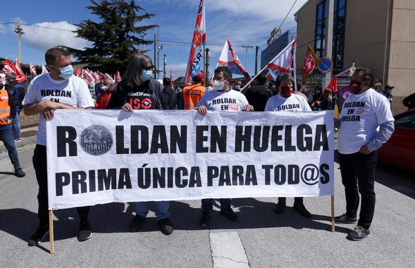 El alcalde de Ponferrada, Olegario Ramón (I) visitó a los trabajadores en huelga de Aceros Roldán. 