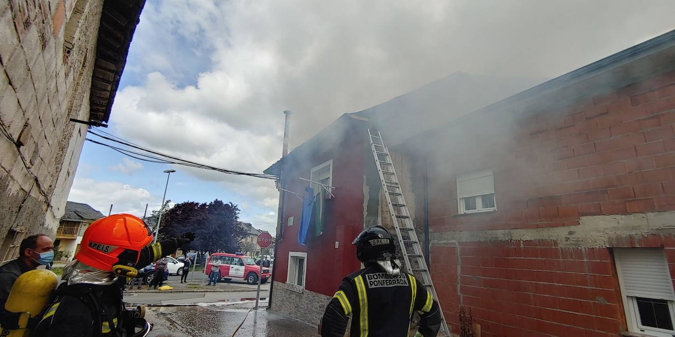 Imagen del incendio en una vivienda de Columbrianos, Ponferrada.