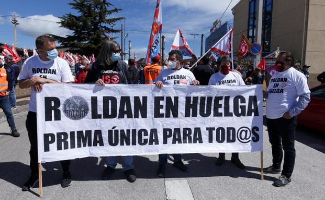 Imagen de los trabajadores de Roldán a las puertas de la factoría.