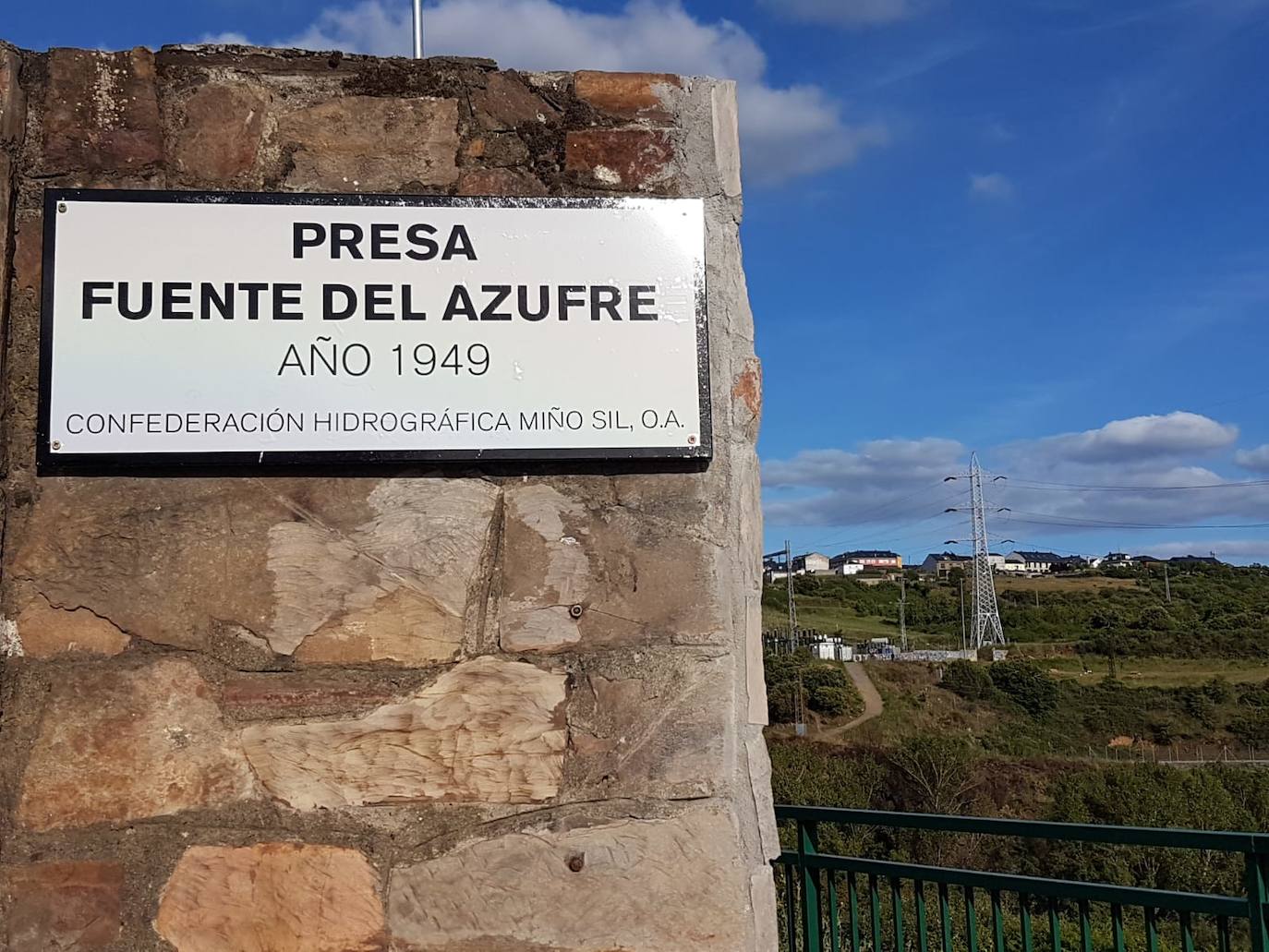 Imagen de las obras de reparación y mejora de seguridad de viales de acceso a la presa de la Fuente del Azufre de Ponferrada.