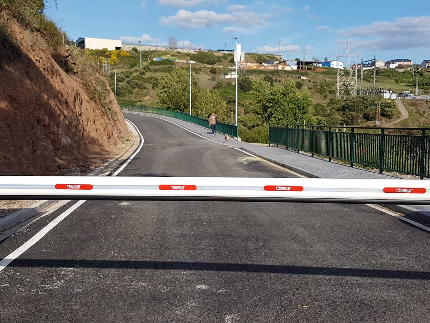 Imagen de las obras de reparación y mejora de seguridad de viales de acceso a la presa de la Fuente del Azufre de Ponferrada.