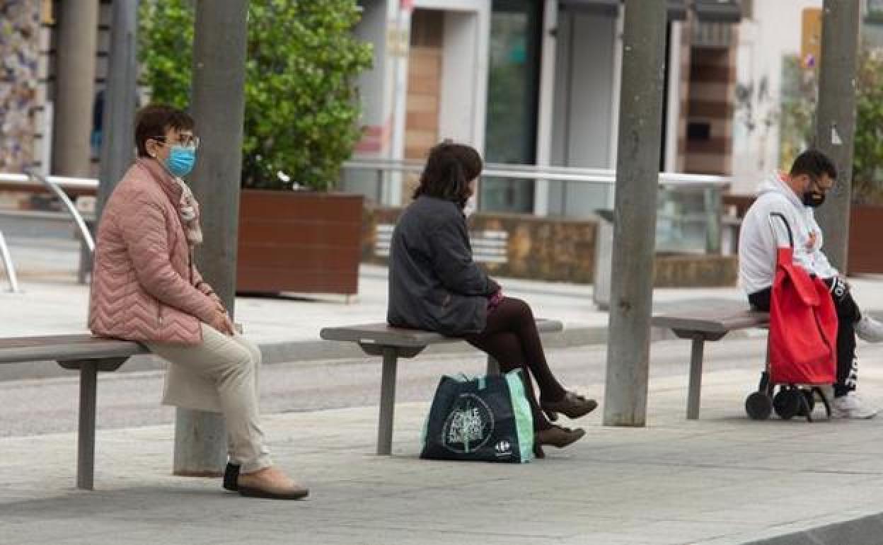 Ciudadanos con mascarilla en Ponferrada.