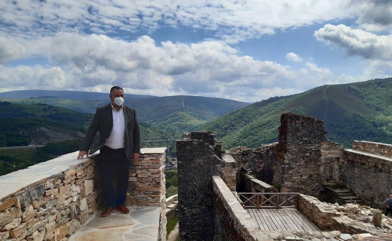 El presidente de la Diputación durante su visita al castillo de Sarracín.