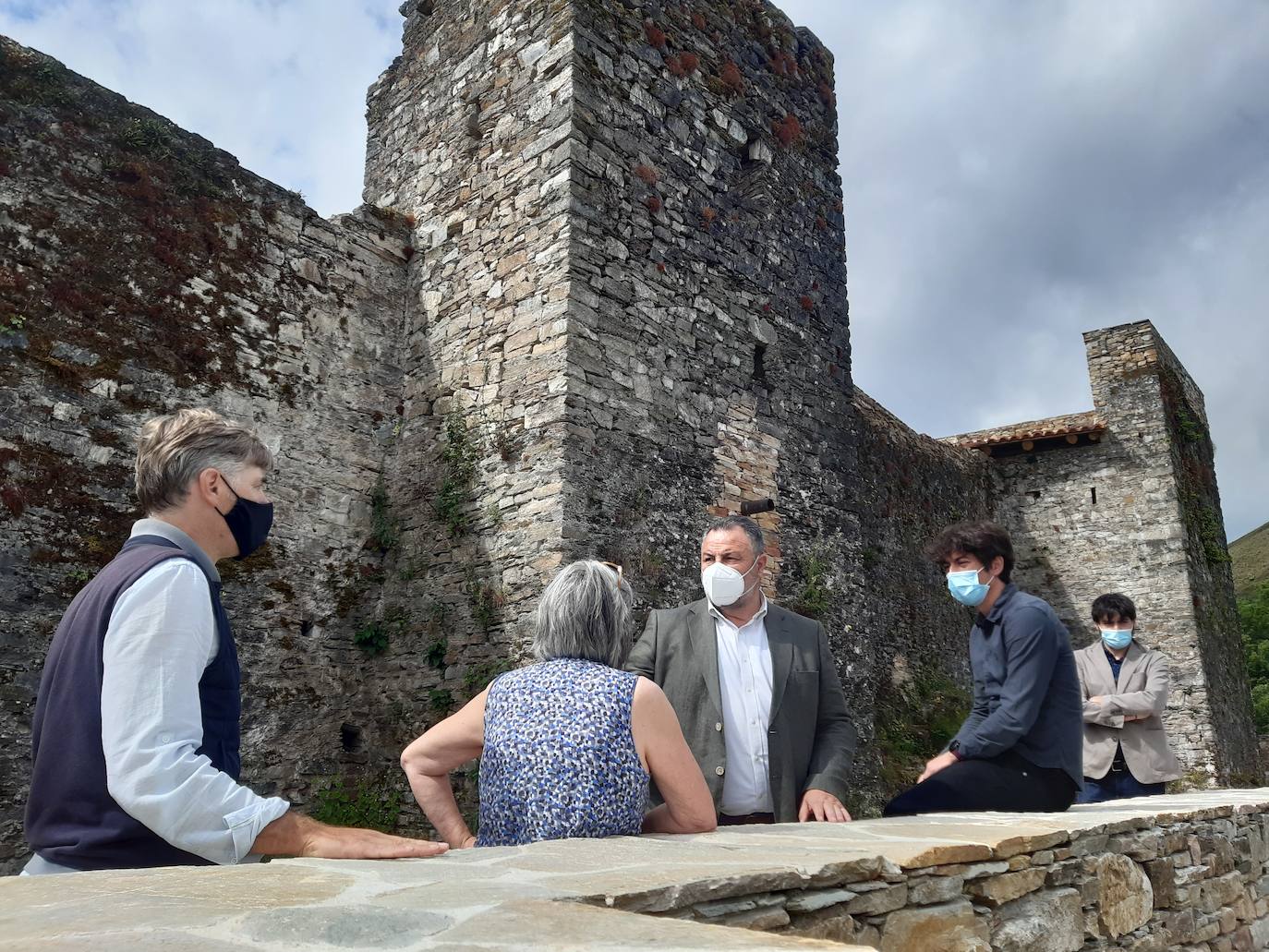 Fotos: El presidente provincial visita el castillo de Sarracín