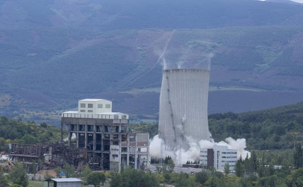 Galería. Voladura de la torre de refrigeración de la térmica de Anllares.