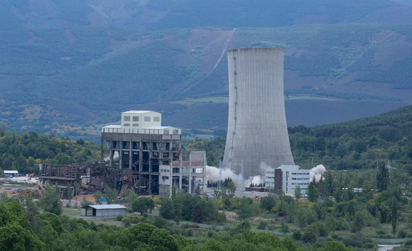 Voladura de la torre de refrigeración de la térmica de Anllares.