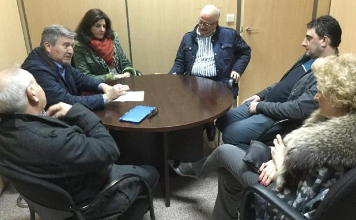 Rafael Insunza (C) junto a miembros del PP de Congosto y el presidente del partido en el Bierzo, Raúl Valcarce.