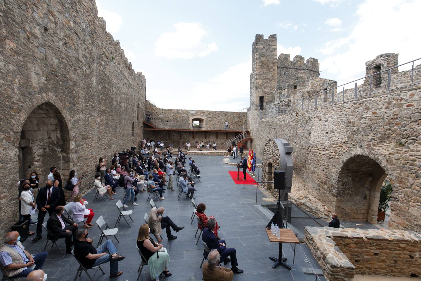 El ministro José Luis Ábalos inaugura las obras de rehabilitación del Castillo Viejo de Ponferrada en una visita que tendrá su continuidad este viernes en León capital | Olegario Ramón pide inversiones para El Bierzo | Una de las demandas, colaboración en el proyecto de ronda sur para eliminar el tráfico rodado frente al Castillo. 