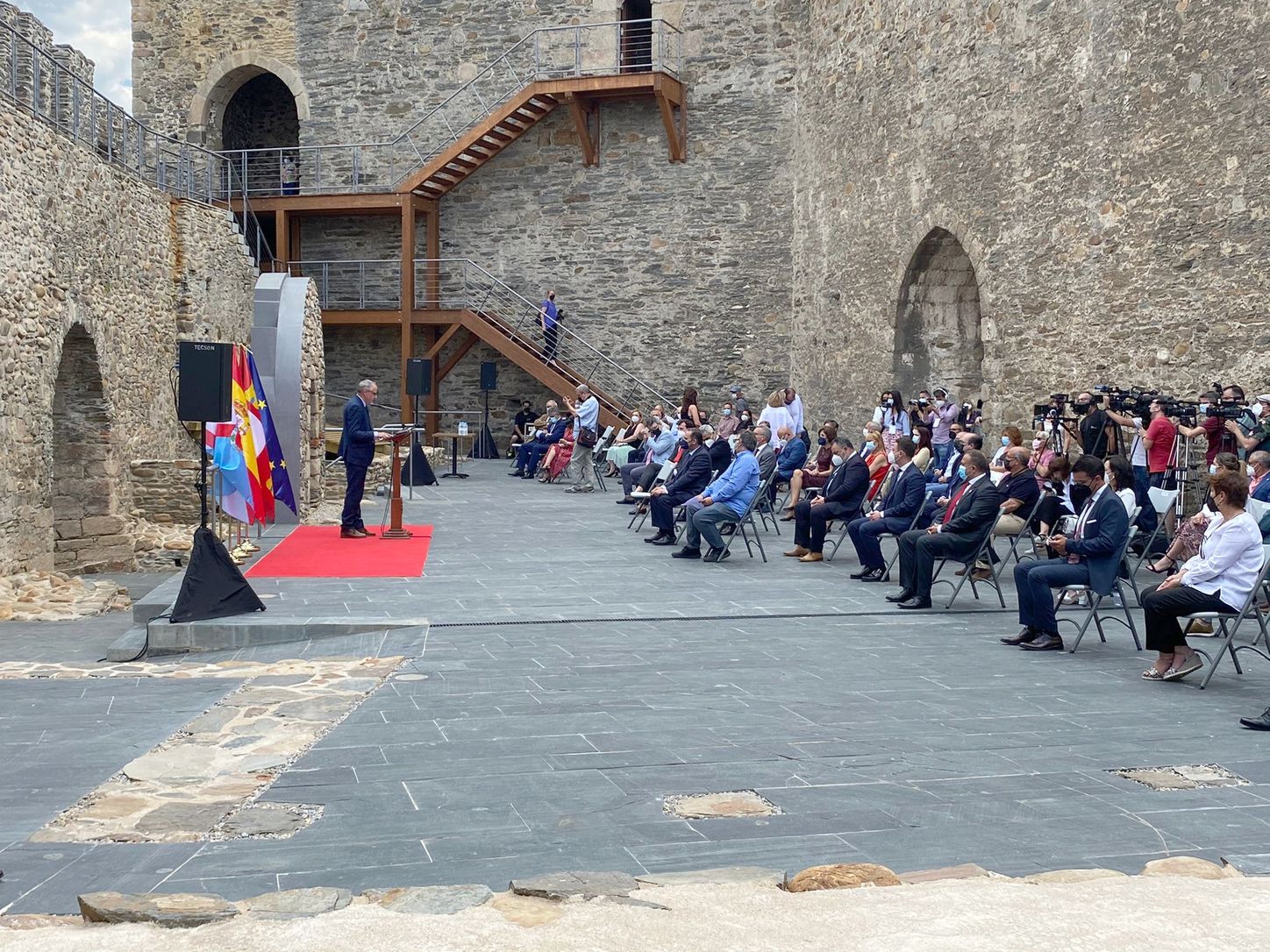 El ministro José Luis Ábalos inaugura las obras de rehabilitación del Castillo Viejo de Ponferrada en una visita que tendrá su continuidad este viernes en León capital | Olegario Ramón pide inversiones para El Bierzo | Una de las demandas, colaboración en el proyecto de ronda sur para eliminar el tráfico rodado frente al Castillo. 