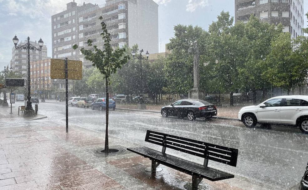 Una fuerte tromba de agua sorprende a Ponferrada.