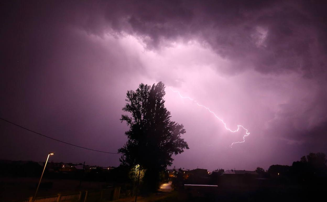 Tormenta en la noche de este domingo en El Bierzo. 