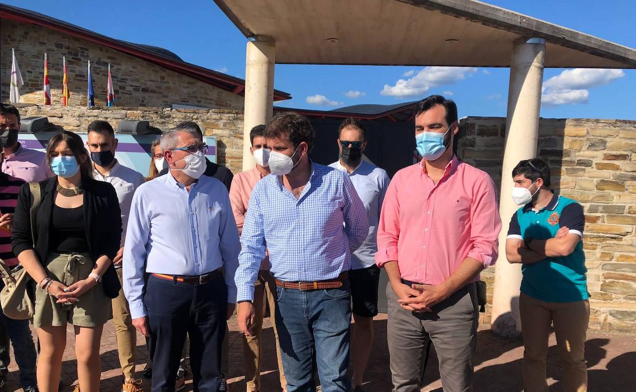 Visita a Cacabelos del candidato a la presidencia del PP de León.