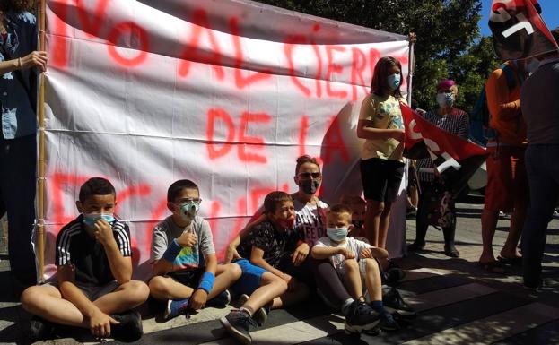 Madres y alumnos de la Escuela Hogar participaron en Ponferrada en la concentración de protesta contra el cierre del centro. 