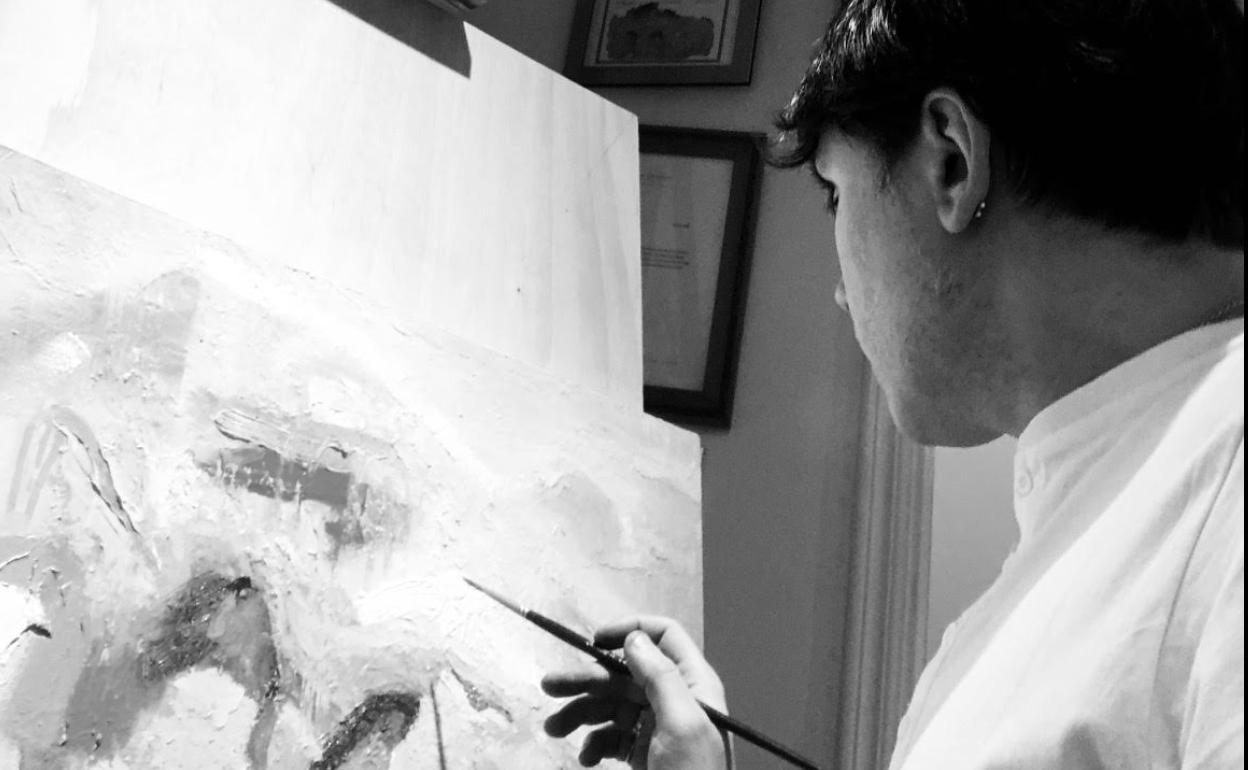 El pintor berciano Roberto Sanz, trabajando en su estudio.