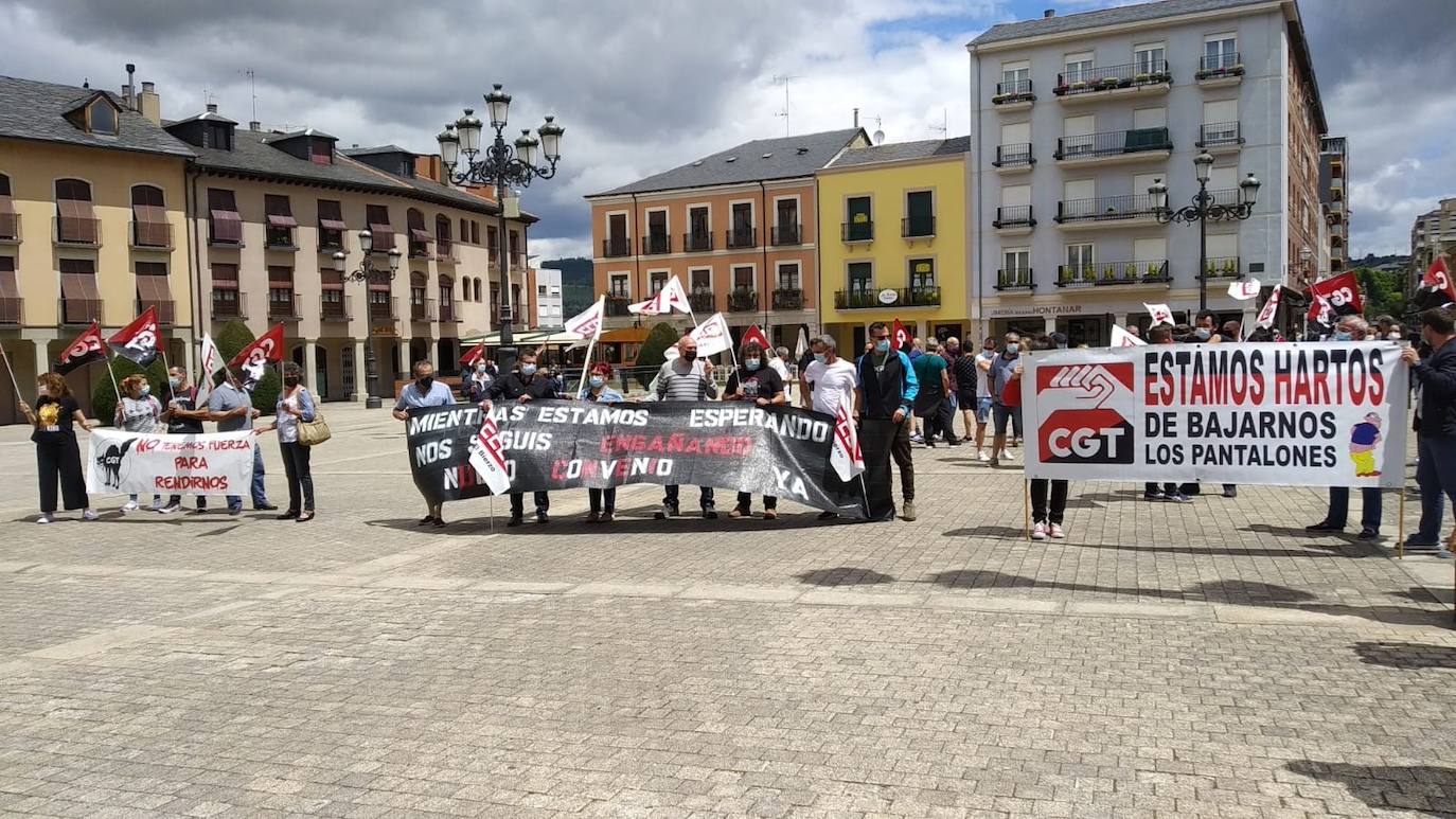 Fotos: Concentración de la plantilla del servicio de limpieza