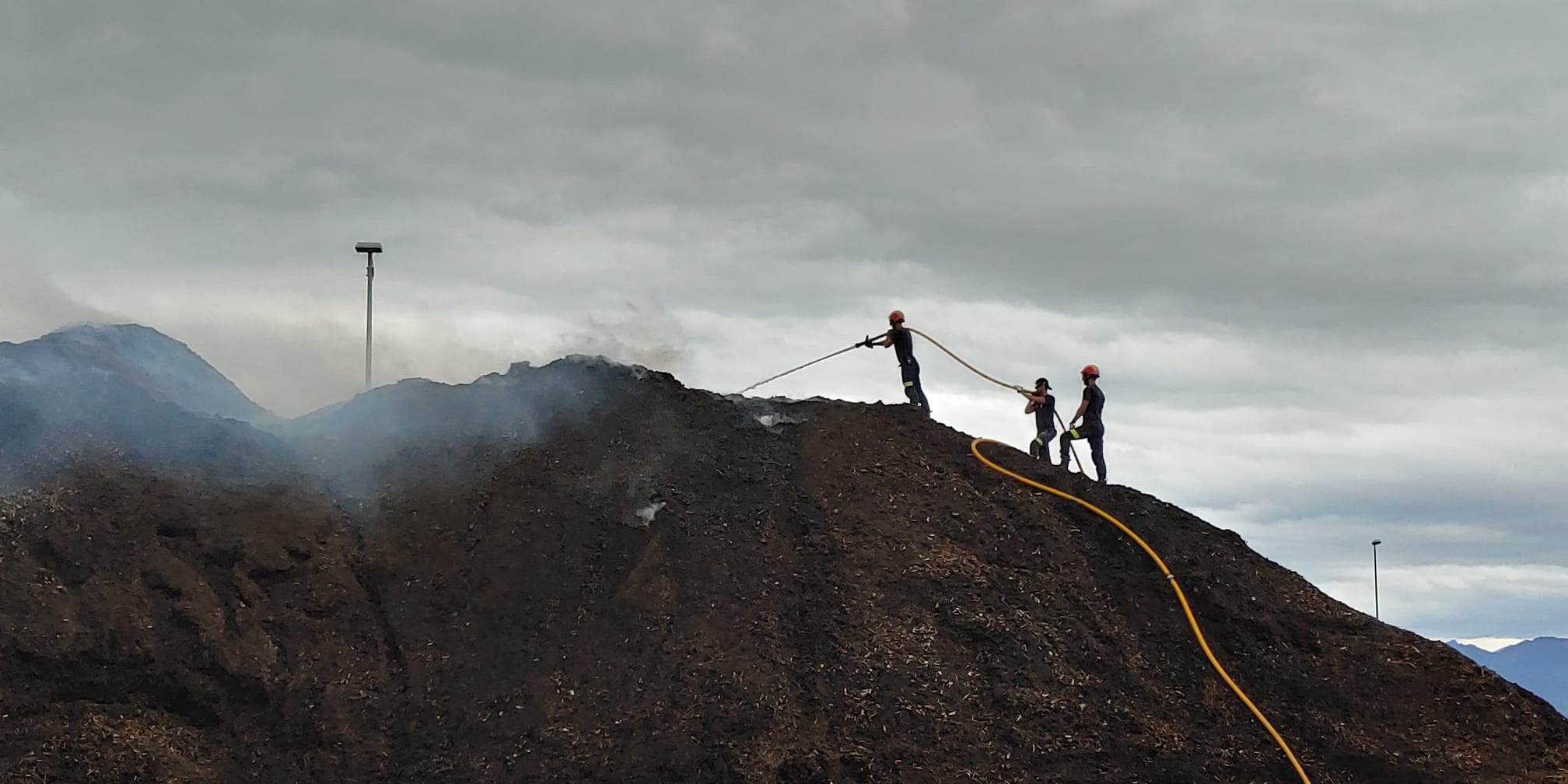 Fotos: Los Bomberos trabajan en la planta de biomasa