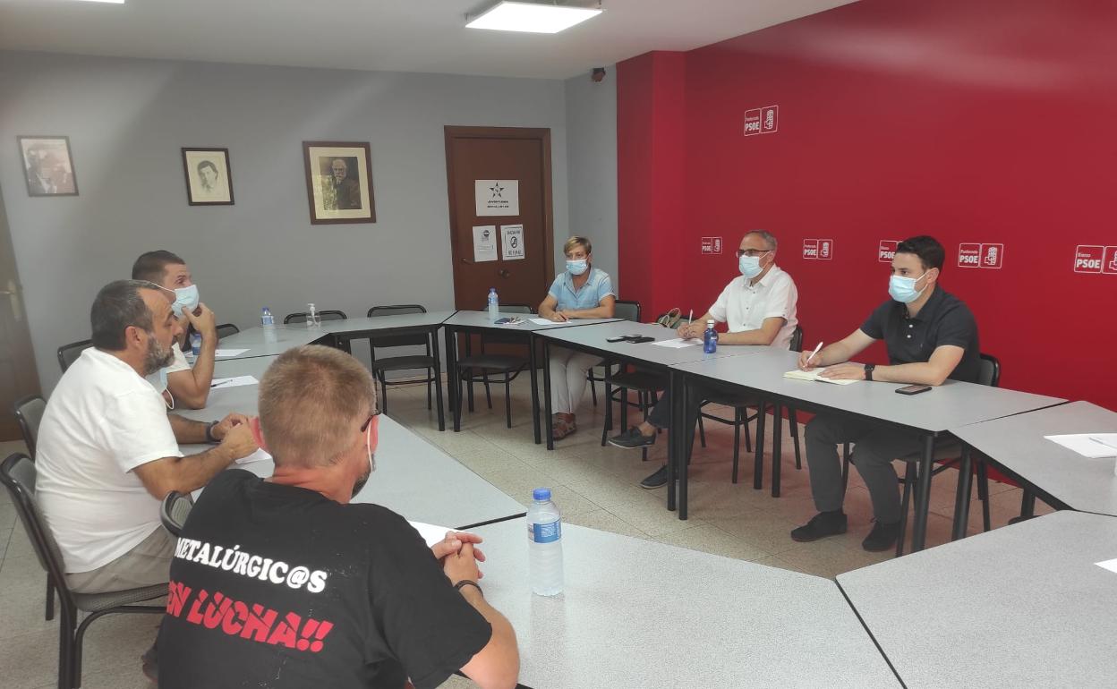 Imagen de la reunión entre el PSOE y miembros del comité de LM.