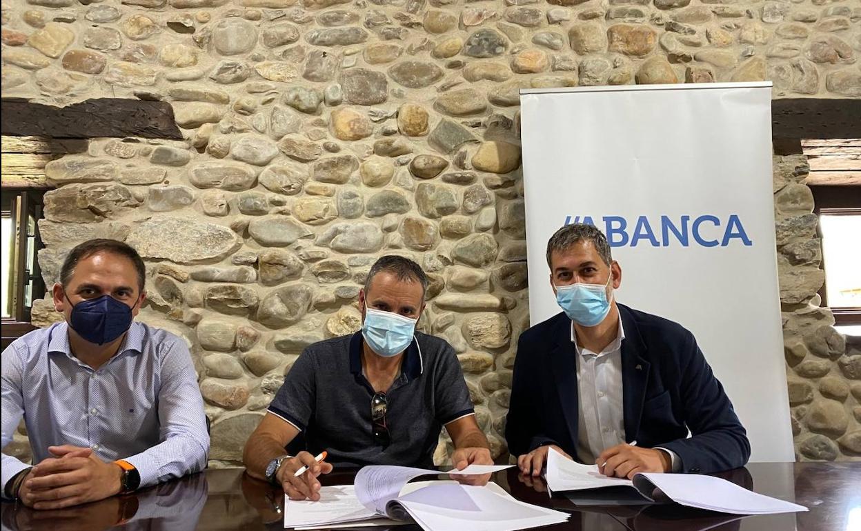 Abanca activa líneas de financiación sostenible para los agricultores del Bierzo