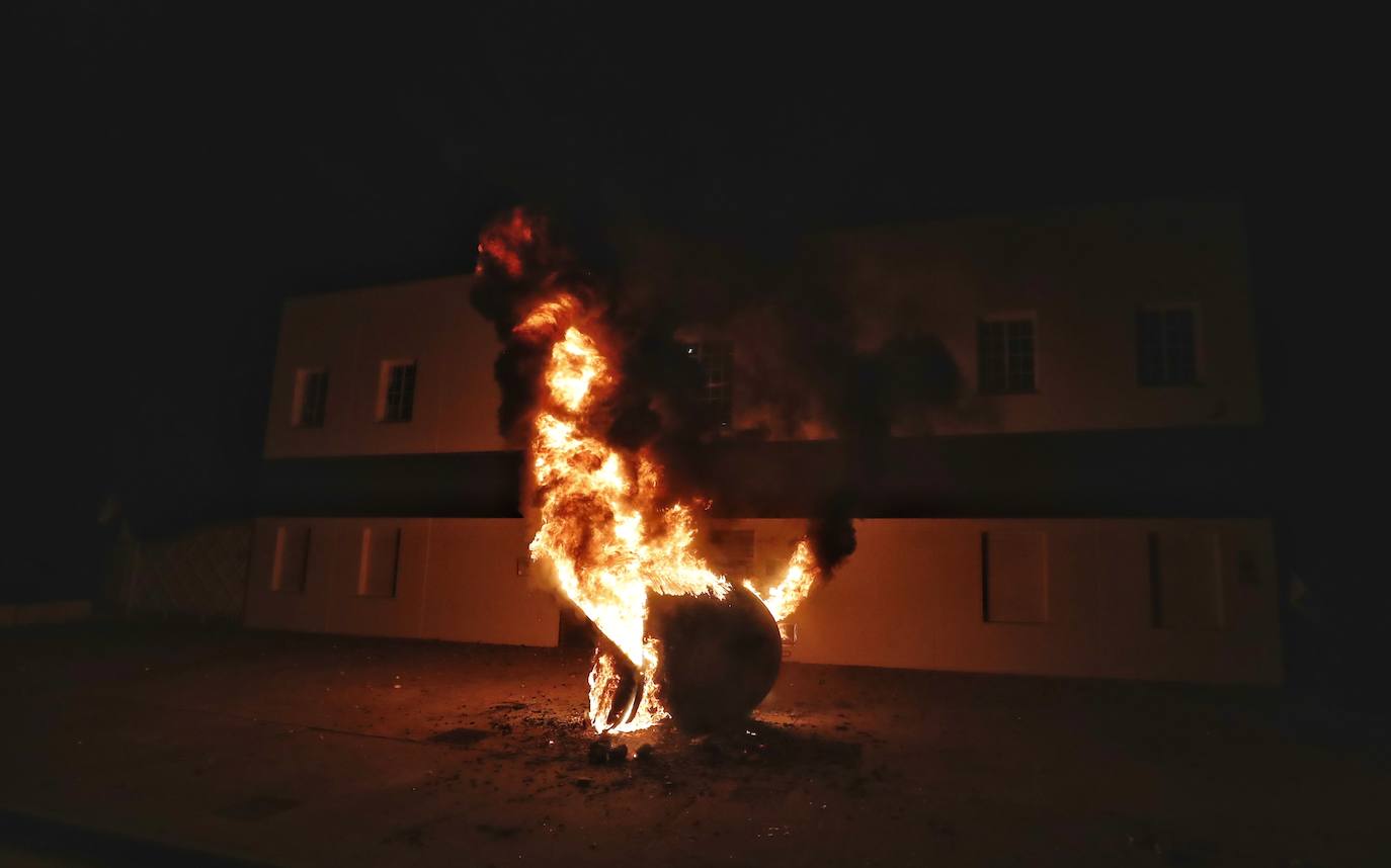 Concentración de trabajadores de LM Windpower durante la noche frente a la sede donde se producen las negociaciones una vez rotas estas.