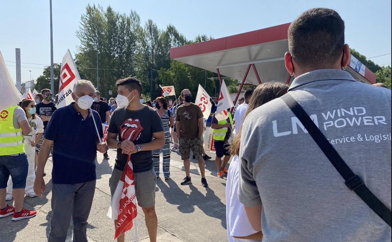 Concentración de la plantilla de LM en la avenida de Portugal de Ponferrada.