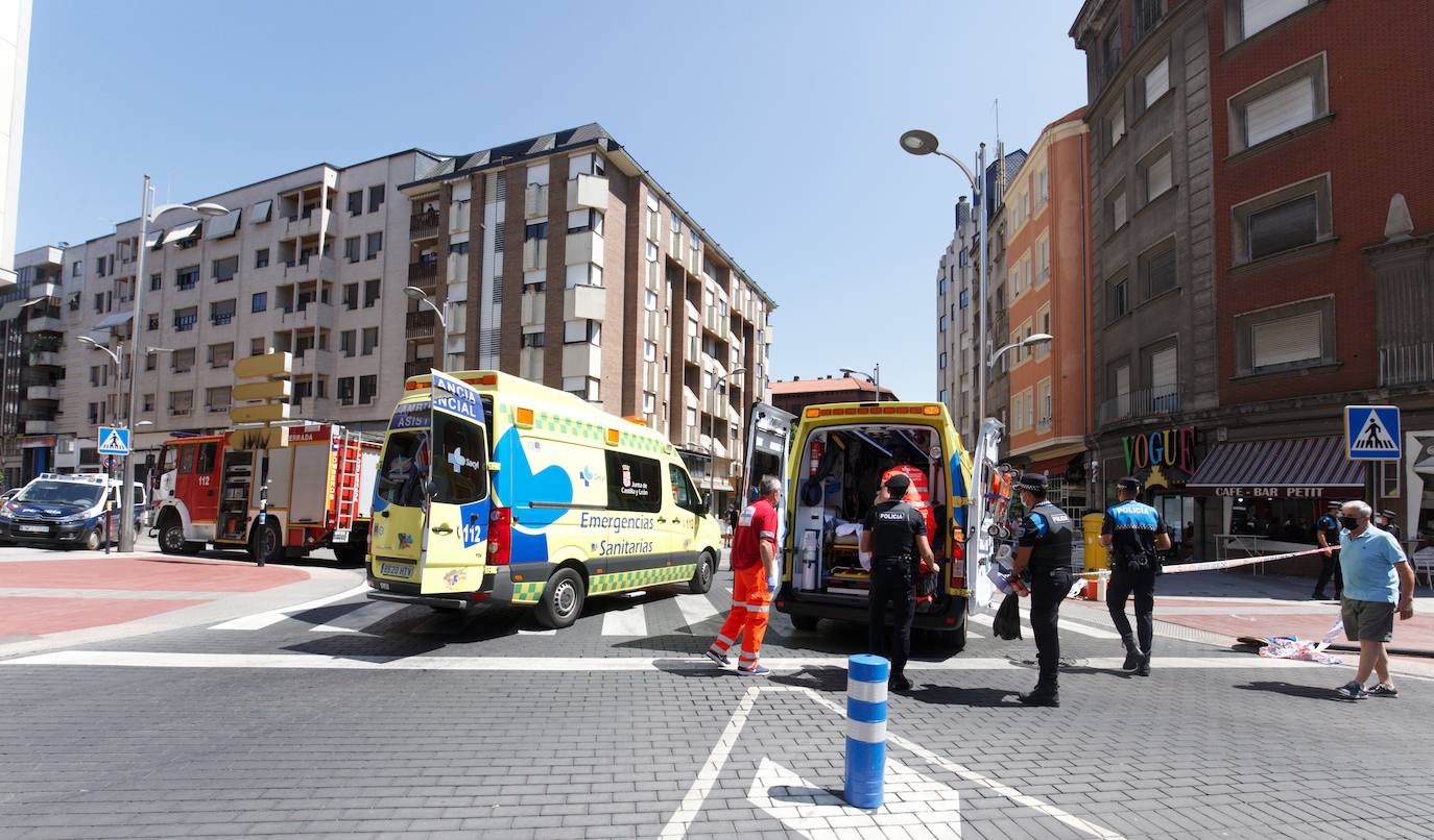 Un vehículo ha arrollado dos mesas de la terraza de bar en la plaza Lazúrtegui de Ponferrada y hay entre cuatro y seis heridos.