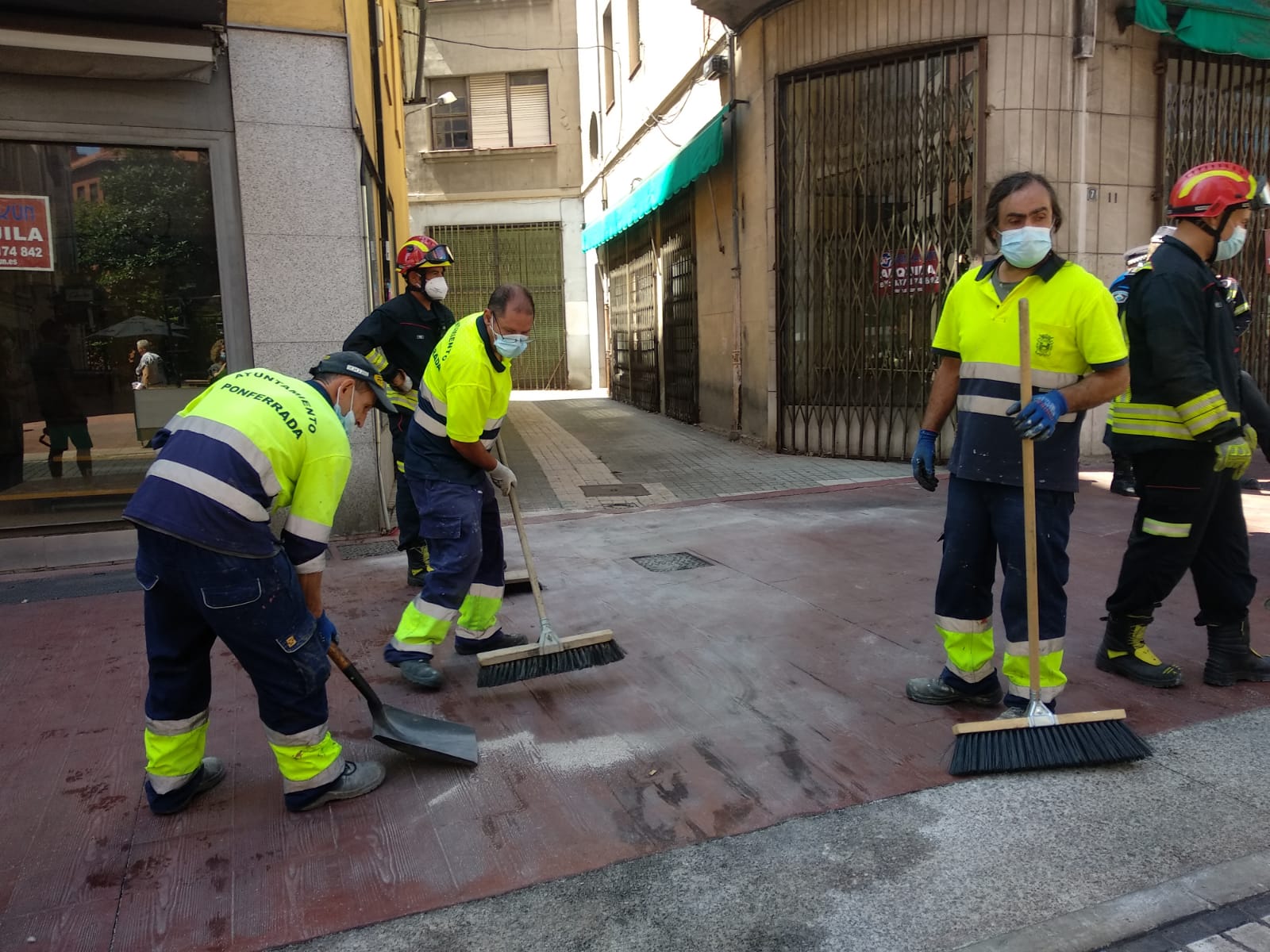 Un vehículo ha arrollado dos mesas de la terraza de bar en la plaza Lazúrtegui de Ponferrada y hay entre cuatro y seis heridos.