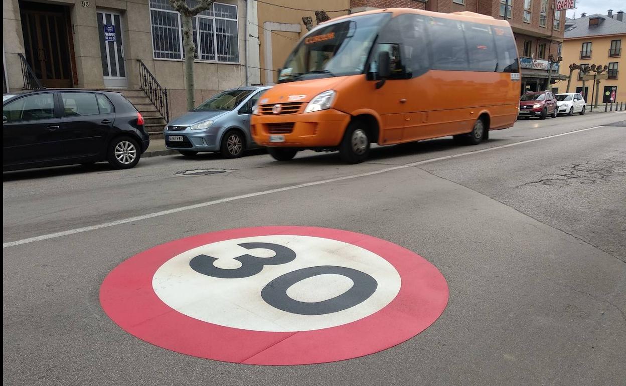 Zona 30 situada en la avenida del Castillo de Ponferrada. 