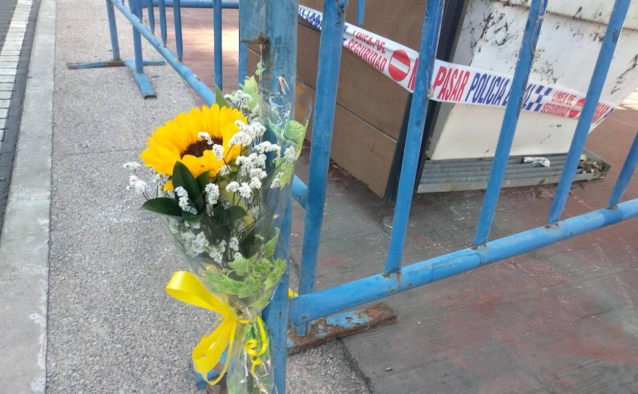 Una flor en el lugar del suceso recuerda a las víctimas del atropello mortal en Ponferrada. 