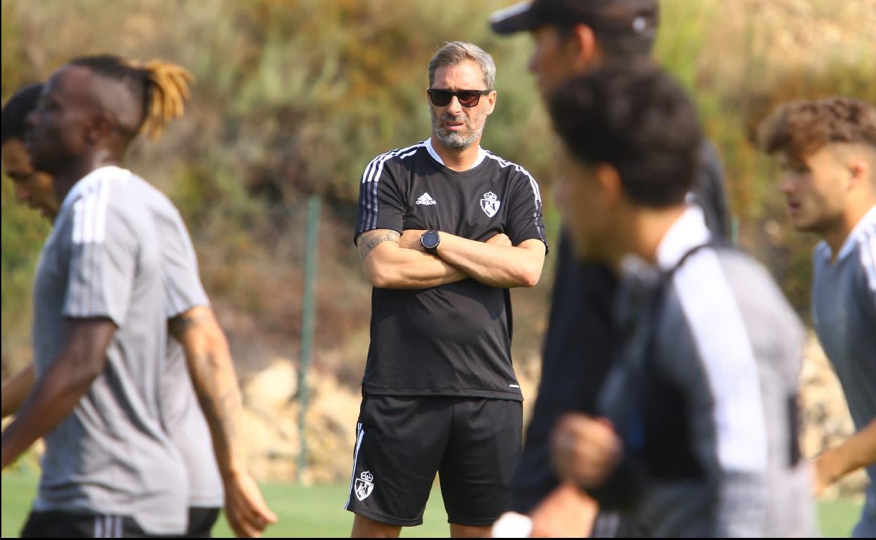 Jon Pérez Bolo, técnico de la Deportiva, durante un entrenamiento.