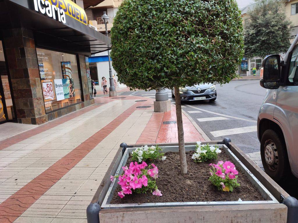 Trabajos de los operarios del servicio municipal de mantenimiento de Parques y Jardines en una de las rotondas de la ciudad.