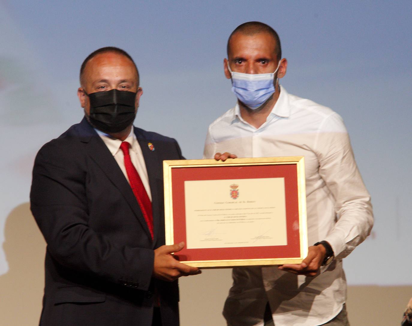 El delantero de la Ponferradina recibe el galardón que le acredita como 'Hijo Adoptivo del Bierzo' en un reconocimiento otorgado por el Consejo Comarcal del Bierzo.