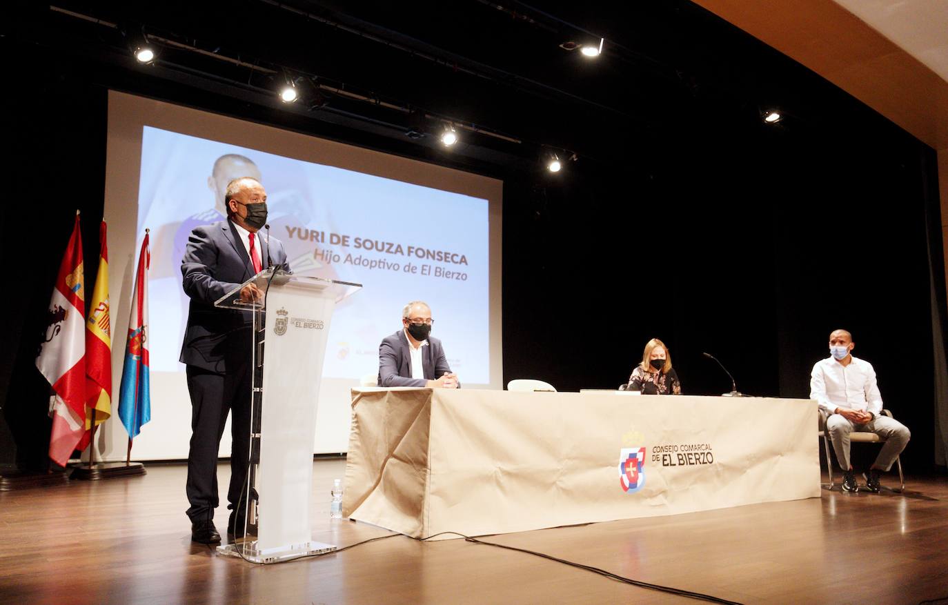 El delantero de la Ponferradina recibe el galardón que le acredita como 'Hijo Adoptivo del Bierzo' en un reconocimiento otorgado por el Consejo Comarcal del Bierzo.