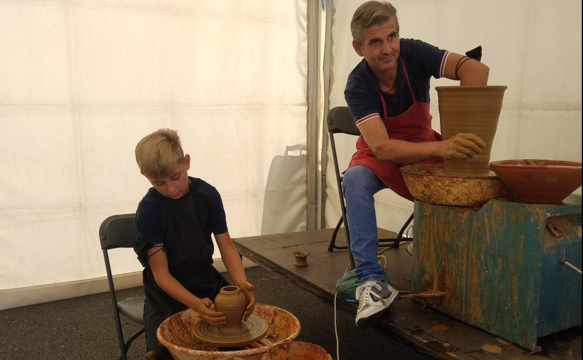 Imagen de uno de los talleres de la Feria de Cerámica de Ponferrada.
