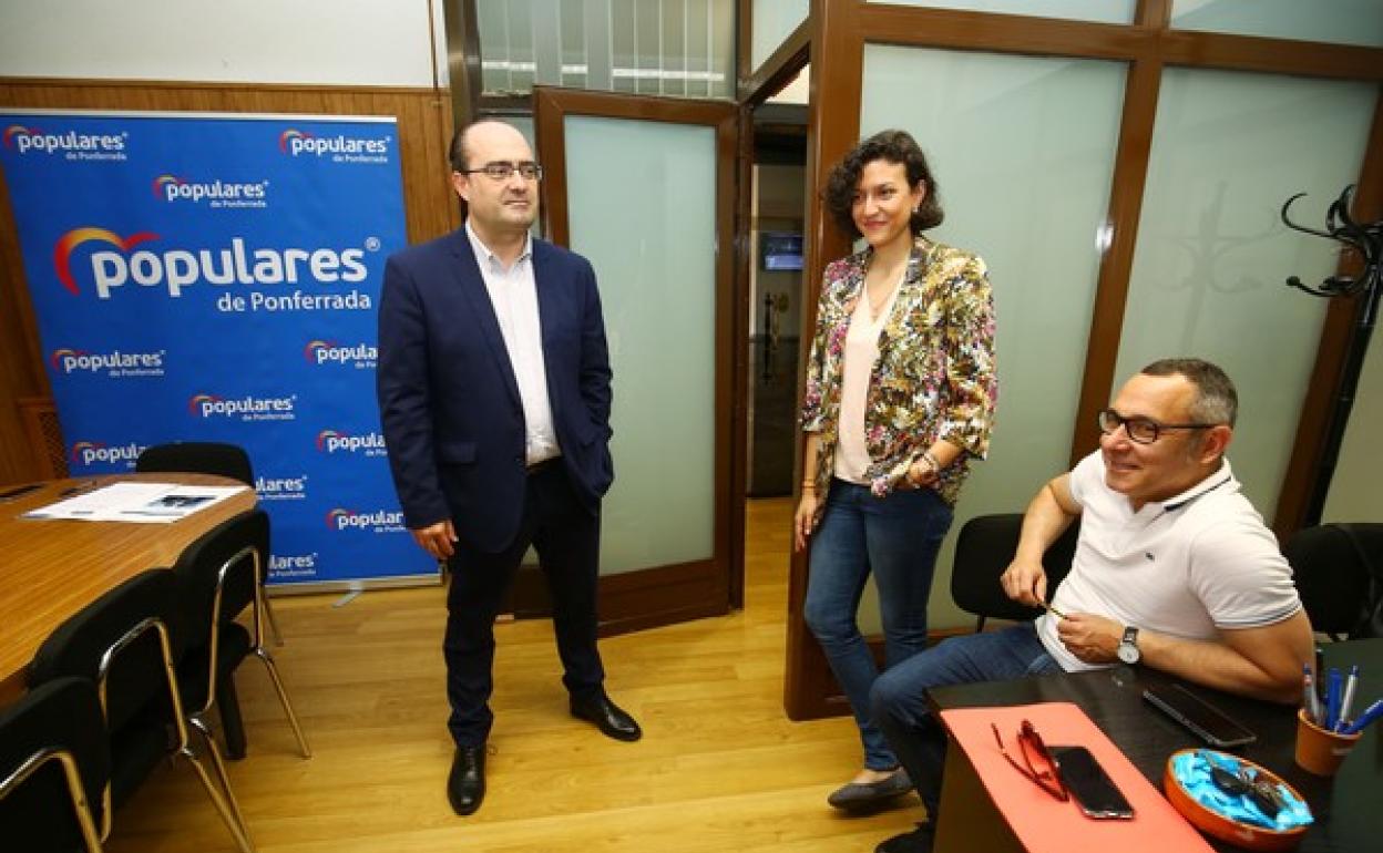 El portavoz municipal del PP, Marco Morala, junto a los concejales Lidia Coca y Carlos Cortina.