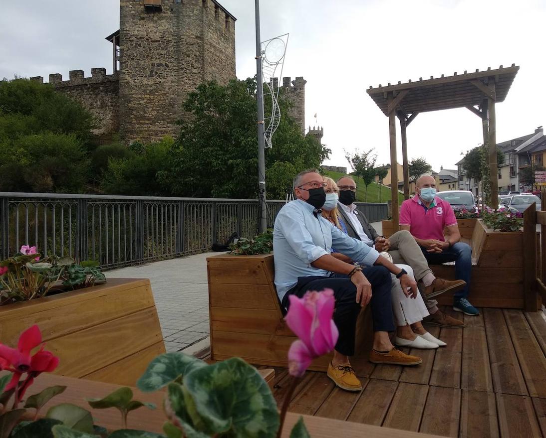 El alcalde de Ponferrada (2D) junto a varios de sus concejales, en la inauguración del 'parklet'.