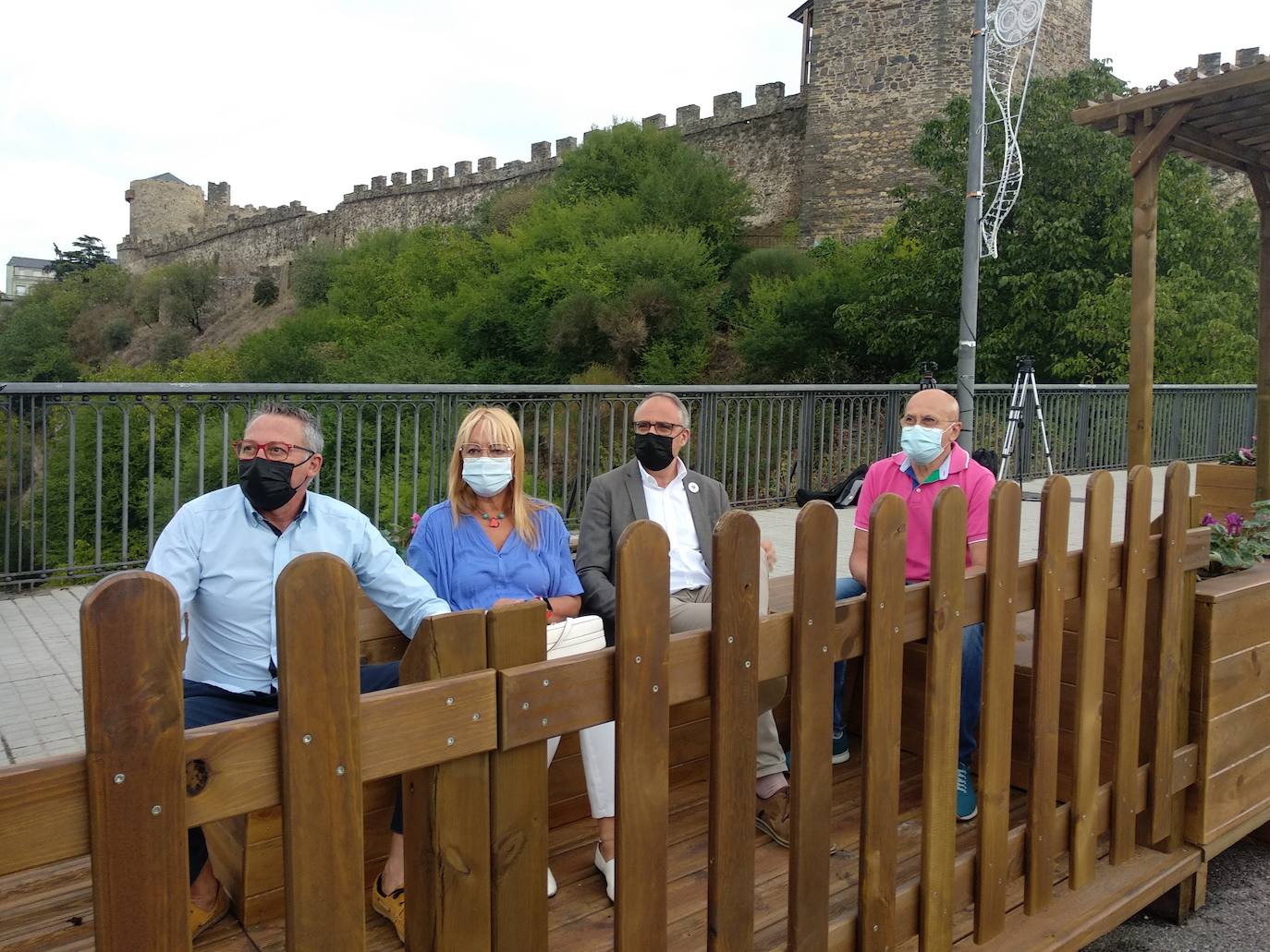 El alcalde de Ponferrada (2D) junto a varios de sus concejales, en la inauguración del 'parklet'.
