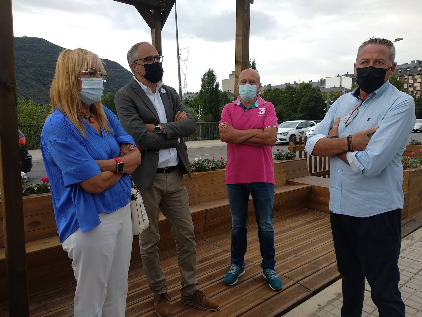 El alcalde de Ponferrada (2D) junto a varios de sus concejales, en la inauguración del 'parklet'.