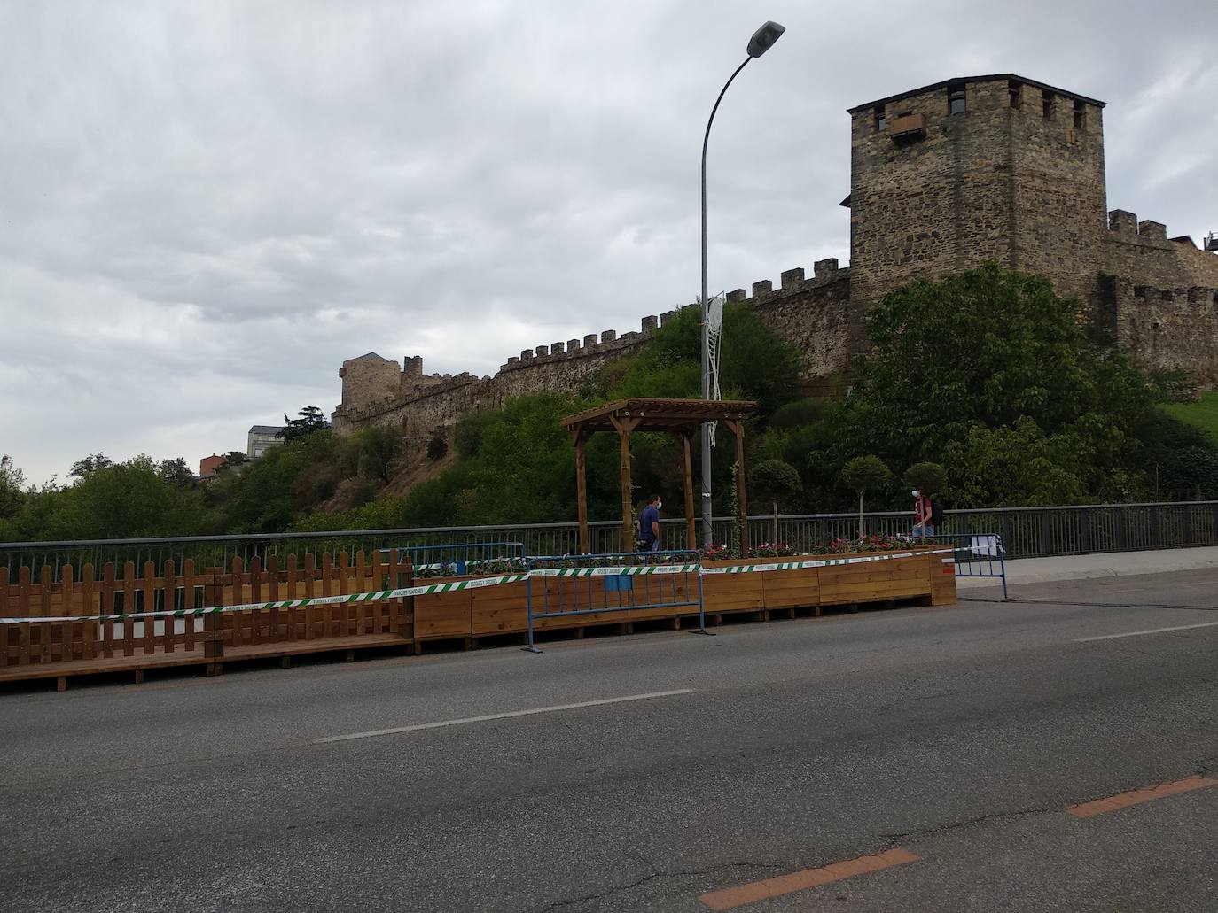 El alcalde de Ponferrada (2D) junto a varios de sus concejales, en la inauguración del 'parklet'.