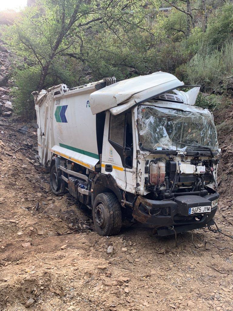 Fotos: Extracción del camión de basura accidentado