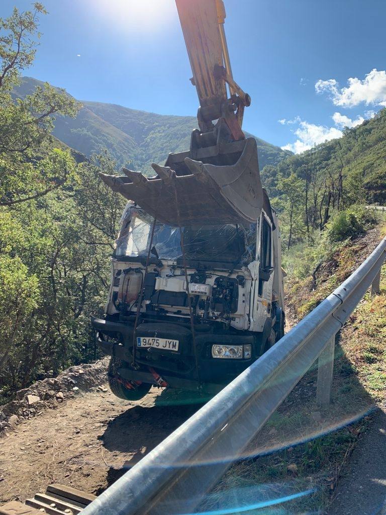 Fotos: Extracción del camión de basura accidentado