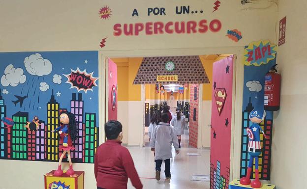 Galería. Niños del colegio Lenés entran a un aula.