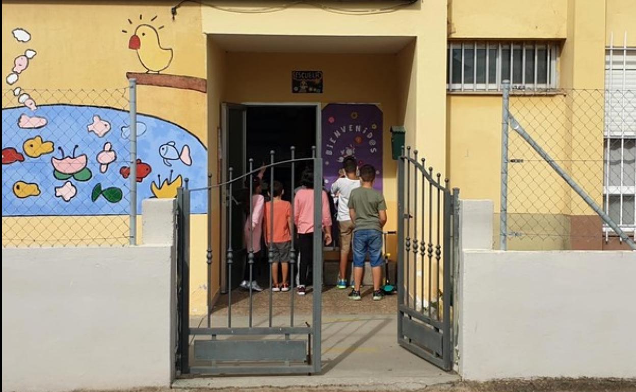 Los nueve menores escolarizados en el CRA de Villamartín de la Abadía se quedan sin entrar al colegio como protesta por la falta de desdoblamiento del aula.