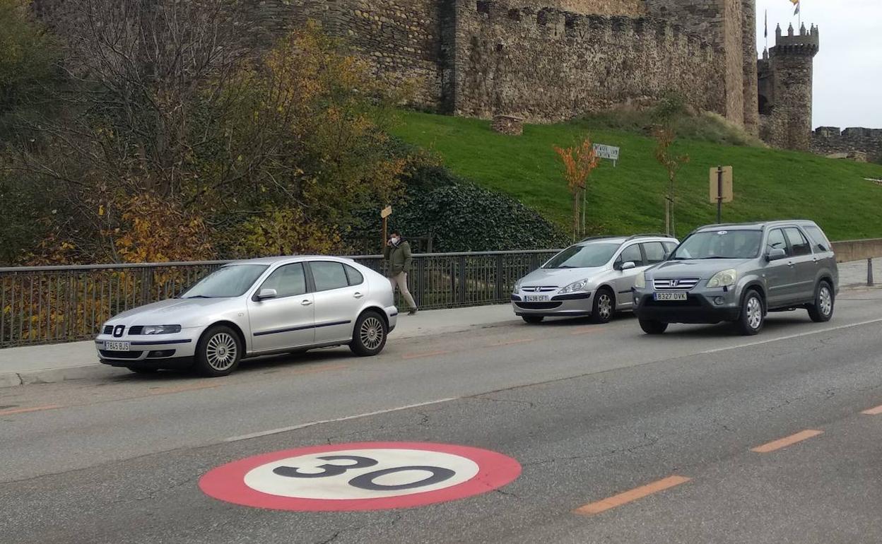 Zona 30 en la avenidad del Castillo de Ponferrada.