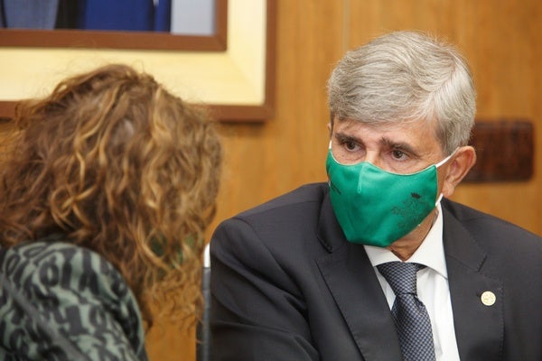 El rector de la ULE, Juan Francisco García Marín, junto a la vicerrectora para el Bierzo, Pilar Marqués durante la presentación del programa de actos y el logotipo del 25 aniversario del Campus de Ponferrada.