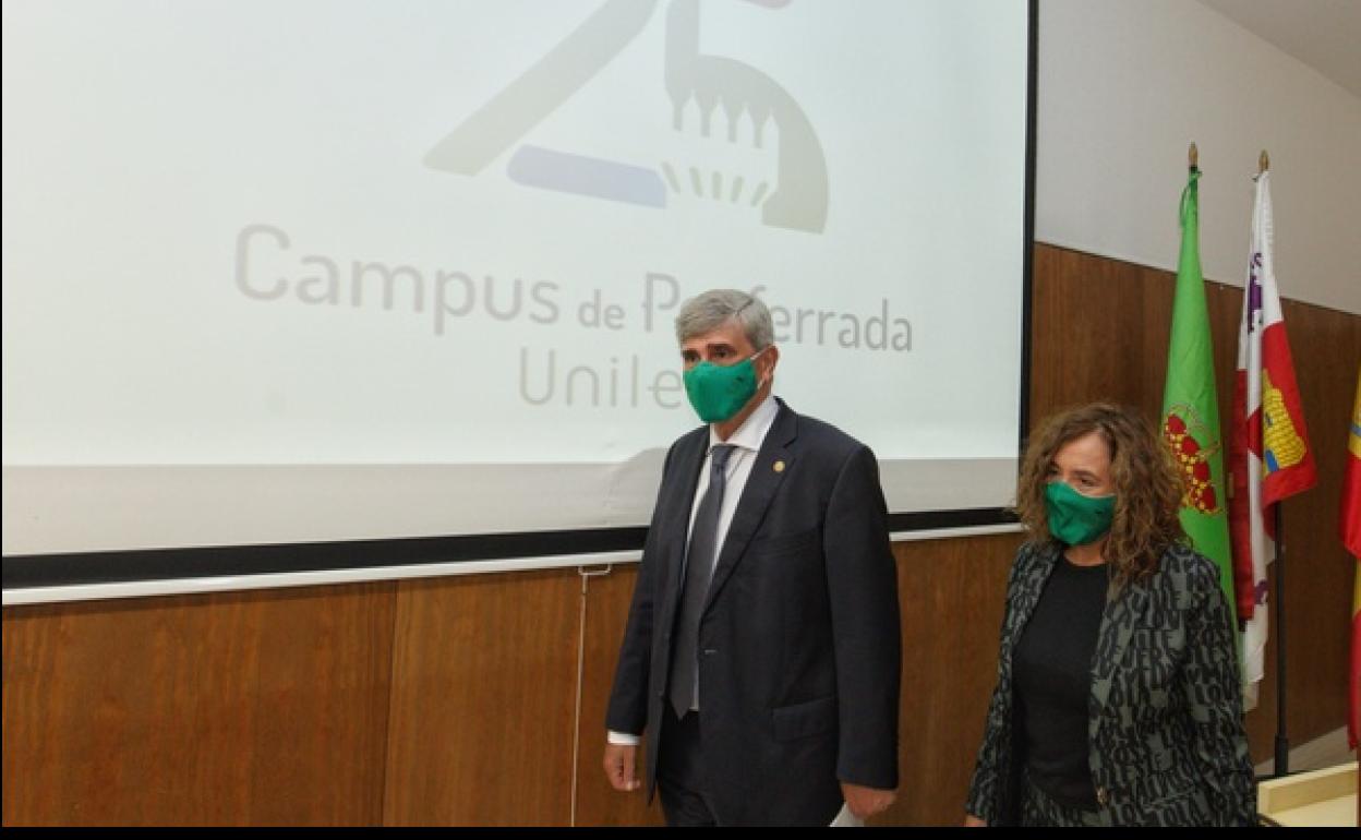 El rector de la ULE, Juan Francisco García Marín, junto a la vicerrectora para el Bierzo, Pilar Marqués durante la presentación del programa de actos y el logotipo del 25 aniversario del Campus de Ponferrada.