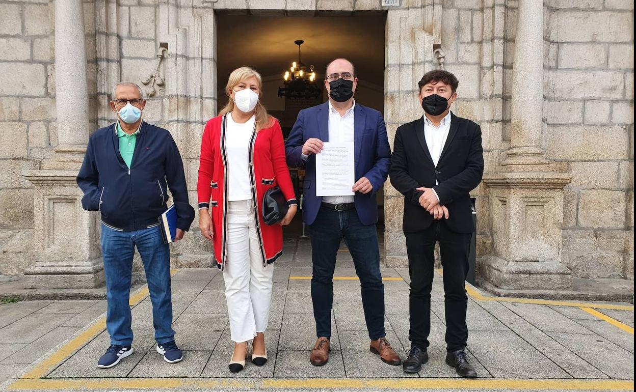 Los representantes de PP, Cs, USE Bierzo y el edil no adscrito presentaron este jueves la solicitud en el Ayuntamiento.