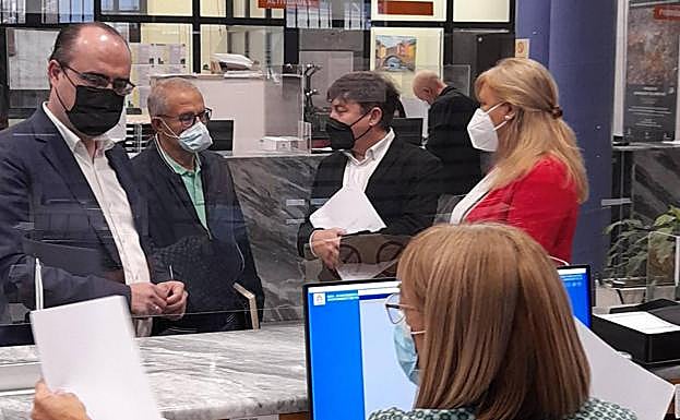 Los ediles Morala, Folgueral, García Magaz y De la Fuente, en el Registro Municipal. 