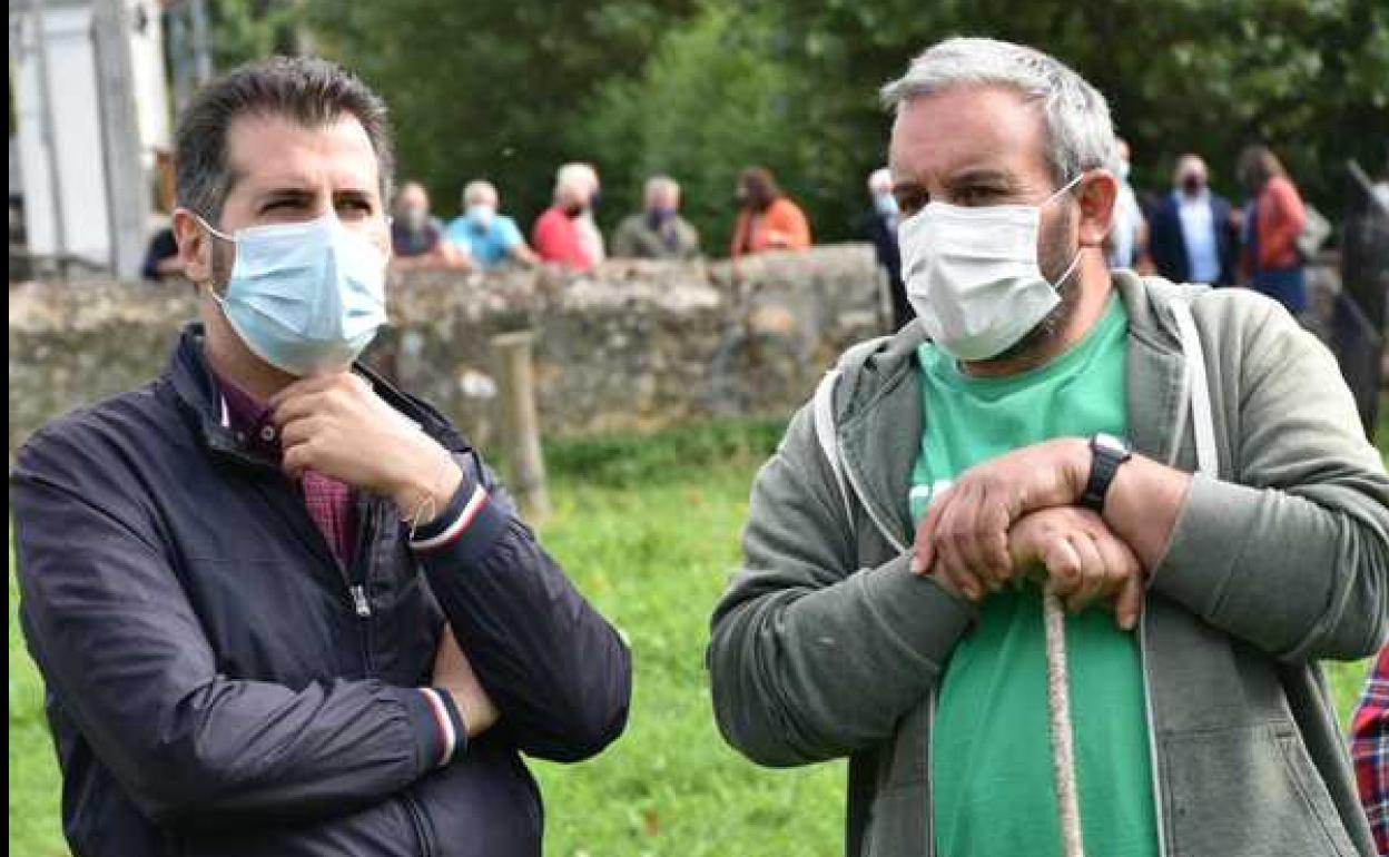 Luis Tudanca se reunión con ganaderos de Lumajo en su visita a Laciana.