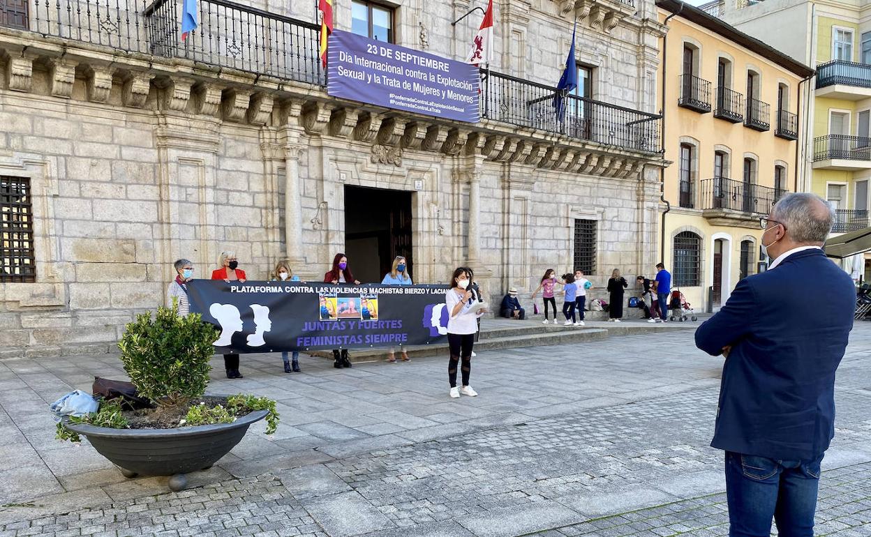 El alcalde (D), durante la concentración en la plaza del Ayuntamiento.